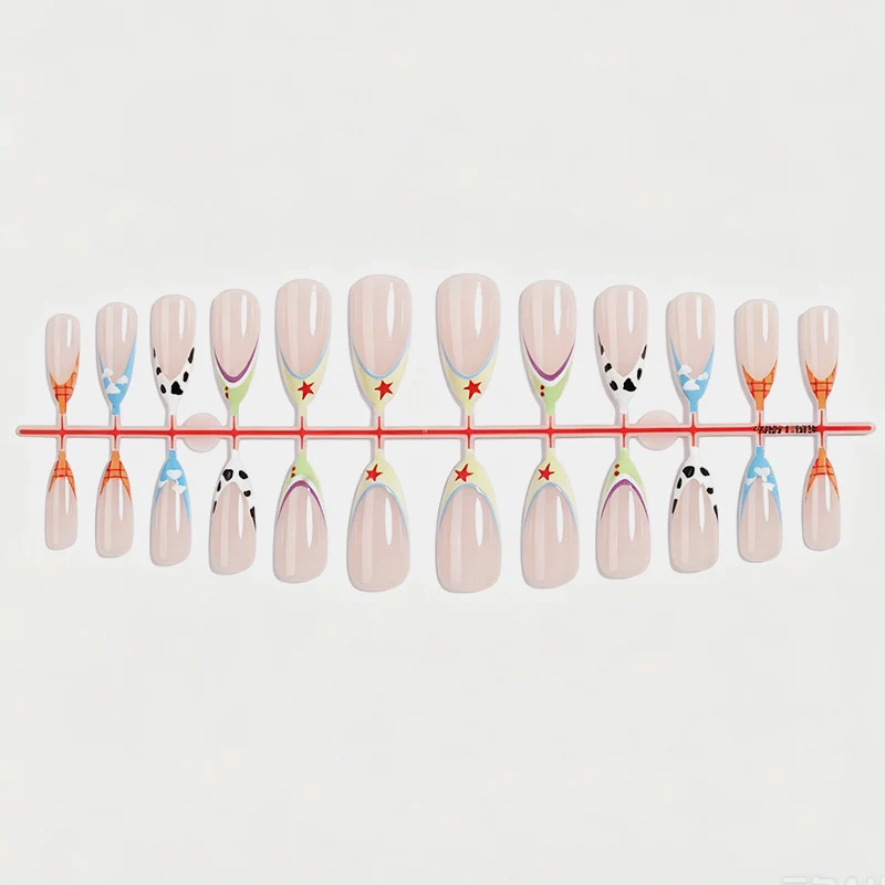 Kunstnagelset mit individuellen Designs und verschiedenen Farbakzenten Karnz