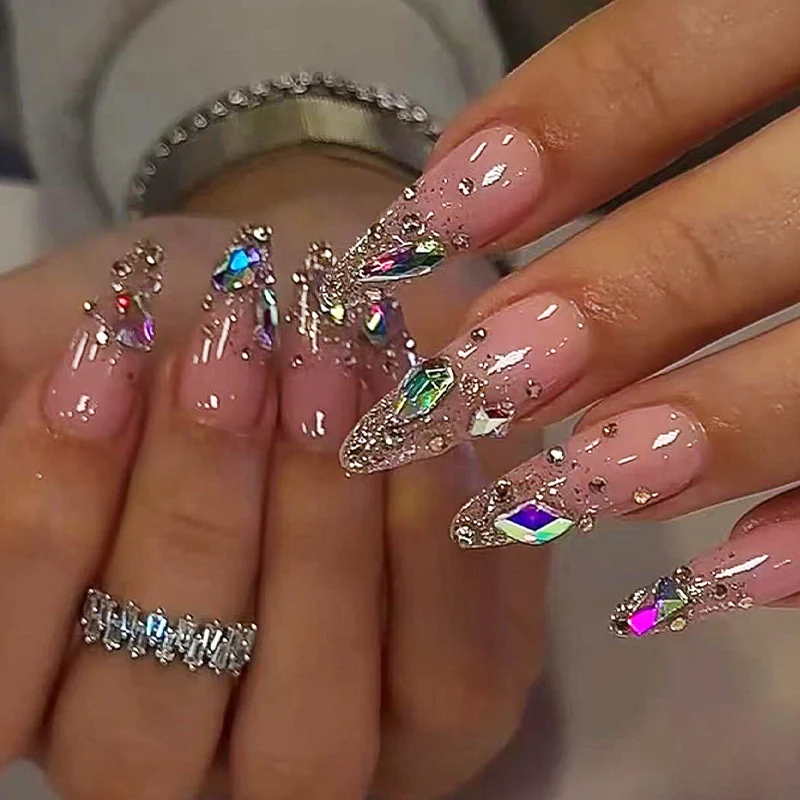 Kunstnagelset mit hochwertigen Glitter- und Strassverzierungen Karnz