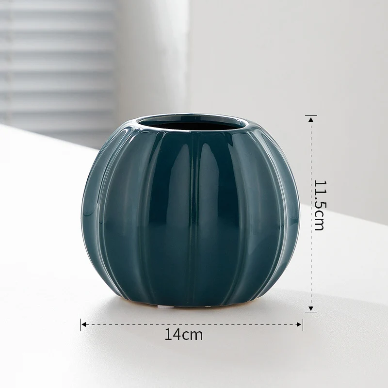 Dekorative Keramikvase mit modernem Rillenmotiv Karnz