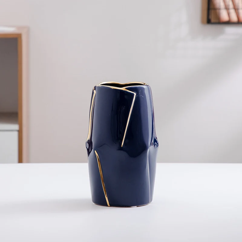 Dekorative Keramikvase mit goldener Akzentuierung Karnz