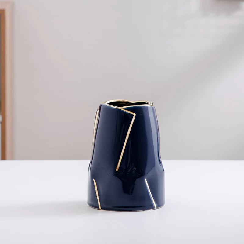 Dekorative Keramikvase mit goldener Akzentuierung Karnz
