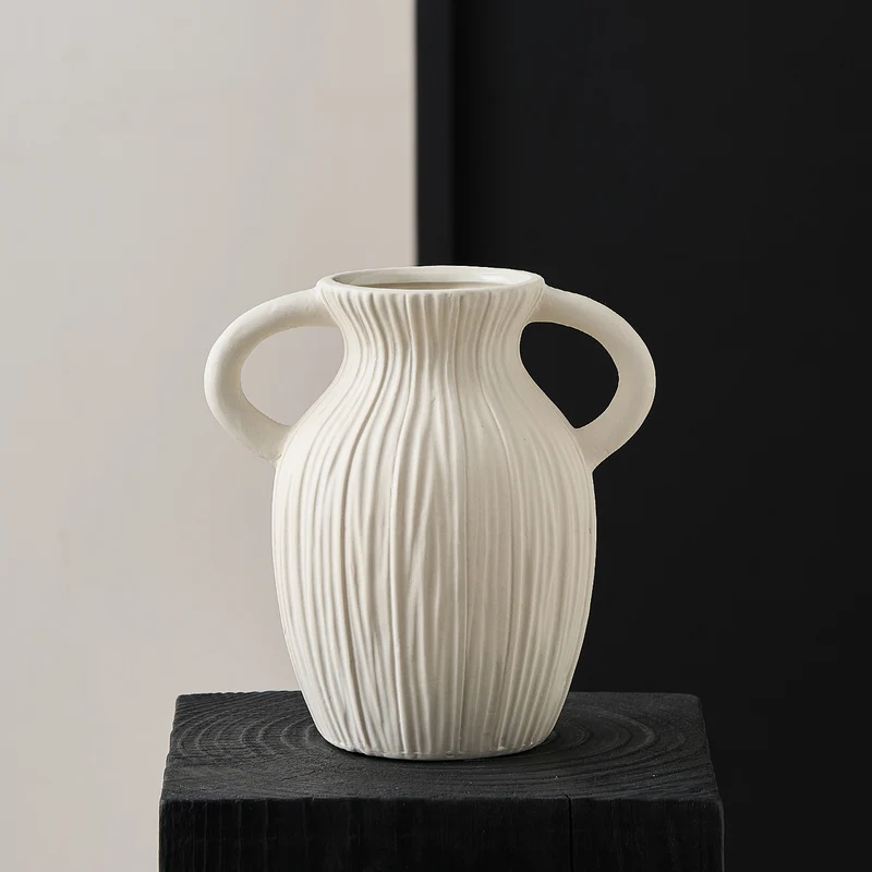 Dekorative Keramikvase mit kunstvollem Rillenmuster Karnz