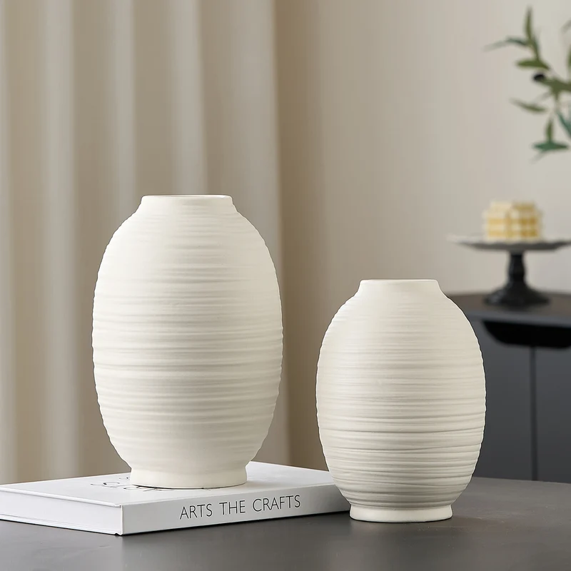 Dekorative Keramikvase mit kunstvollem Rillenmuster Karnz