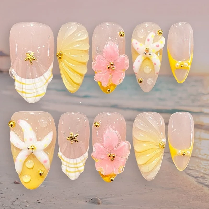 Kunstnagelset mit handgefertigten floralen Akzenten und Glitzerdetails Karnz