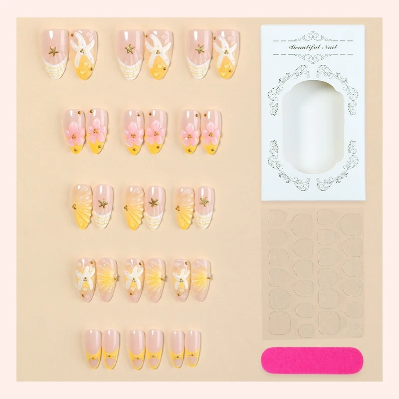 Kunstnagelset mit handgefertigten floralen Akzenten und Glitzerdetails Karnz