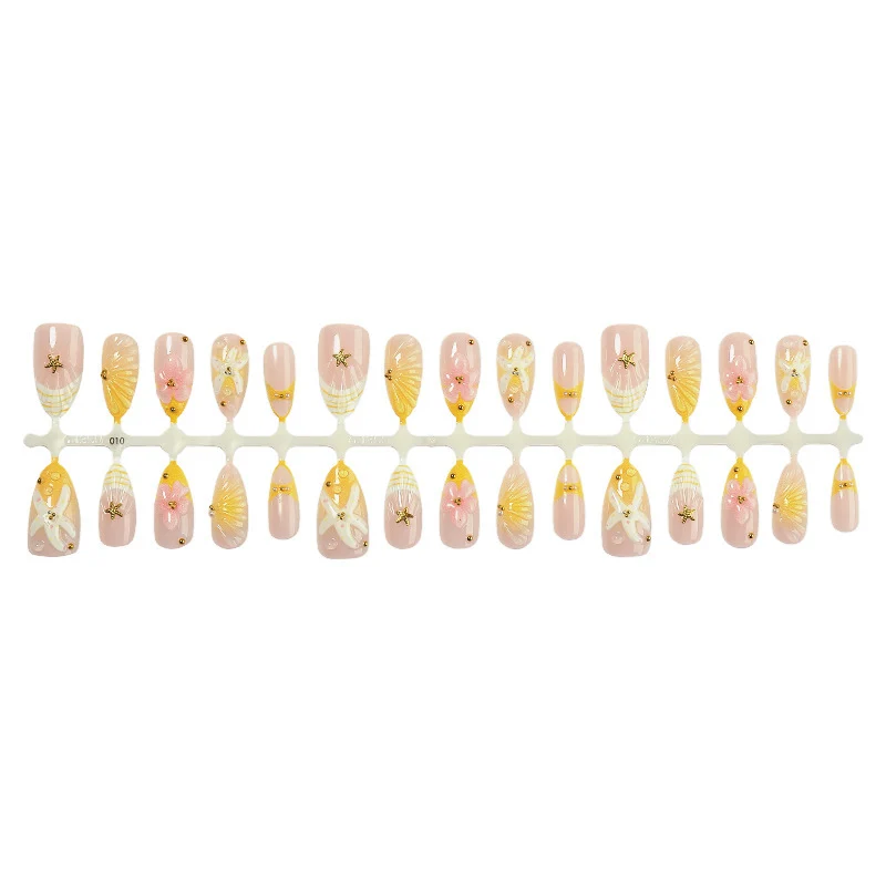 Kunstnagelset mit handgefertigten floralen Akzenten und Glitzerdetails Karnz