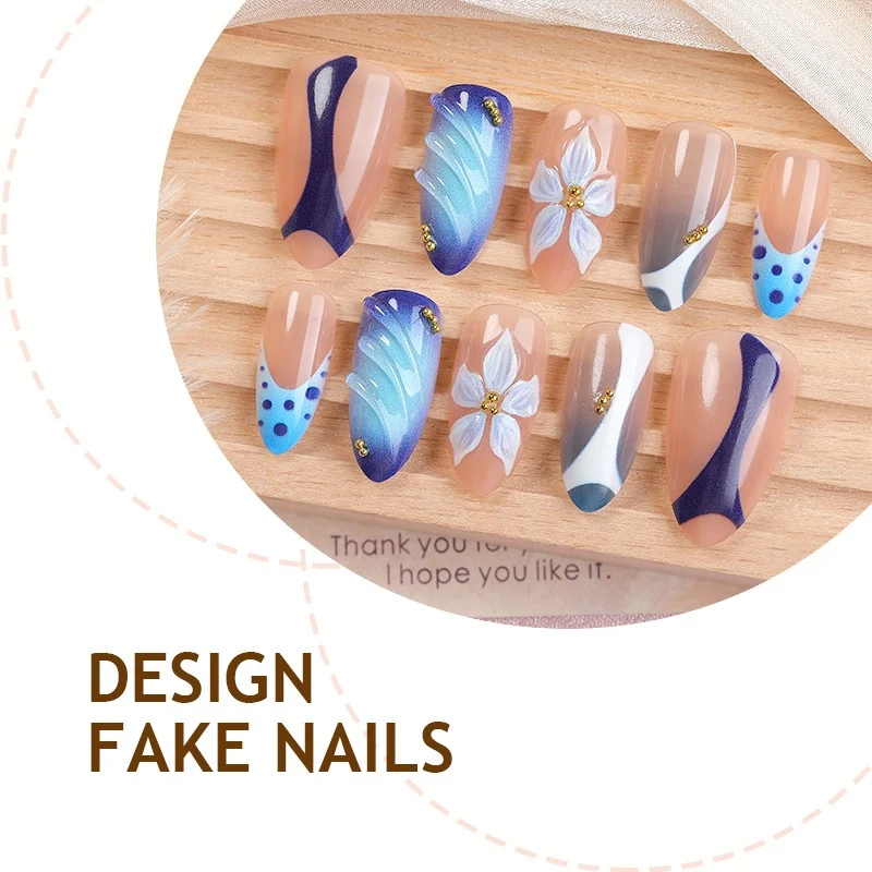Kunstnagelset mit handgefertigten blumigen Motiven und elegantem Glitzer Karnz