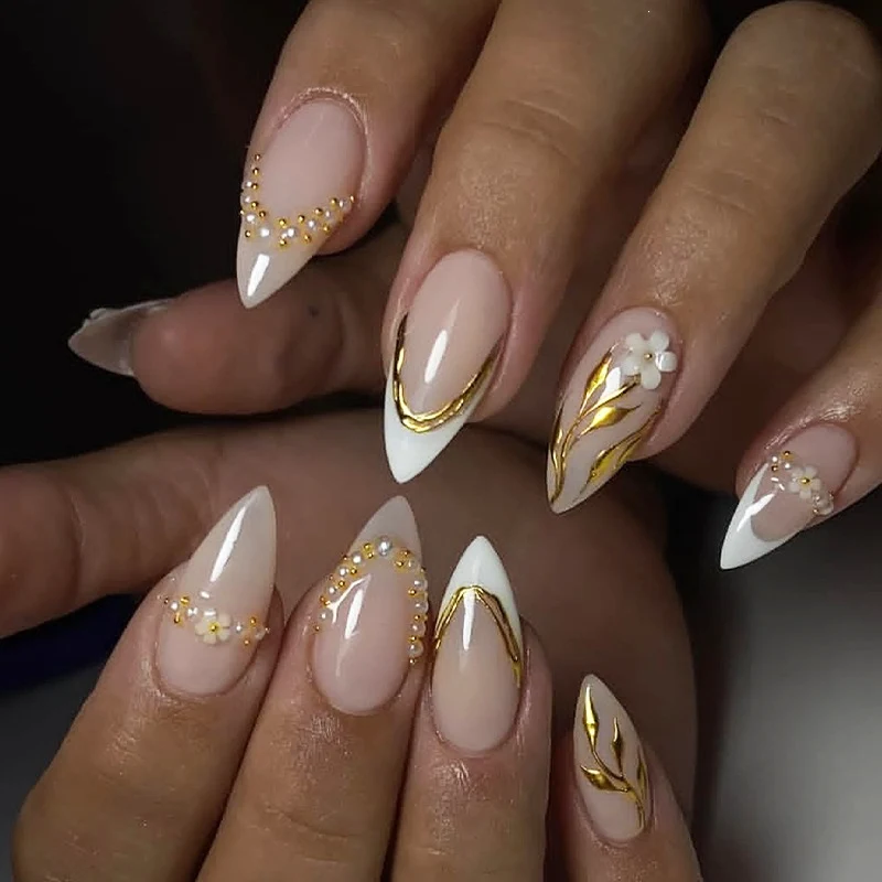 Kunstnagelset mit Goldakzenten und Blumendesigns Karnz