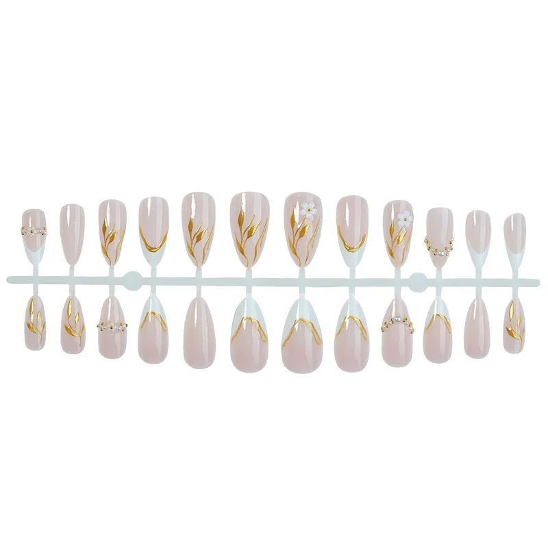 Kunstnagelset mit Goldakzenten und Blumendesigns Karnz