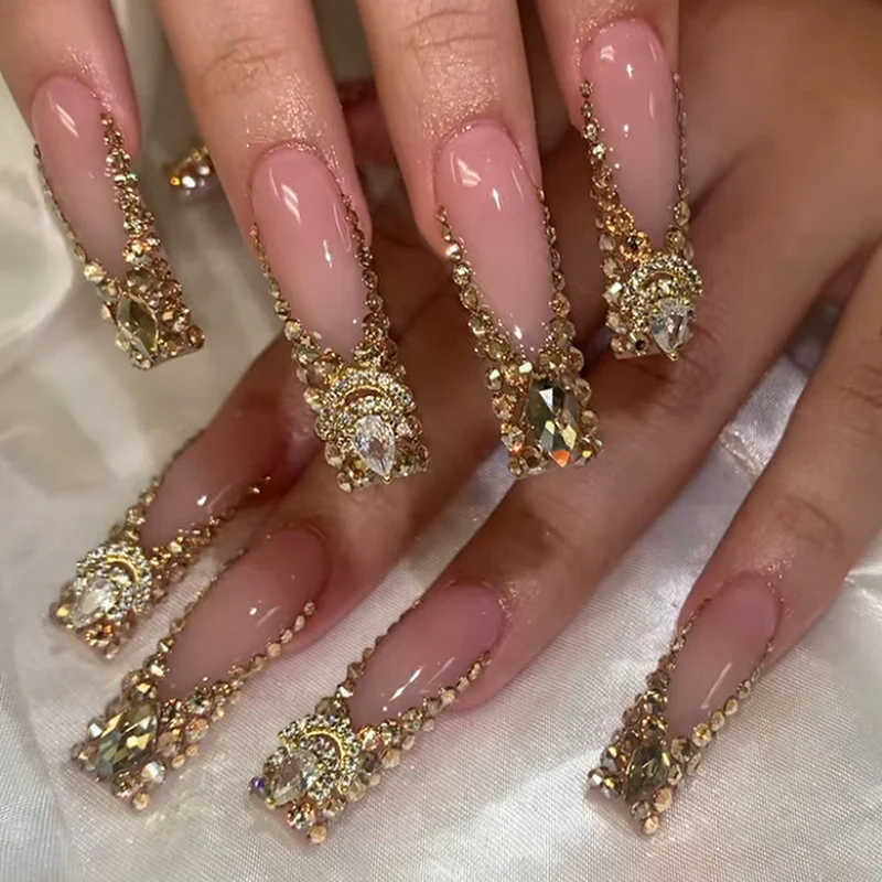 Kunstnagelset mit Glitzerverzierungen Karnz
