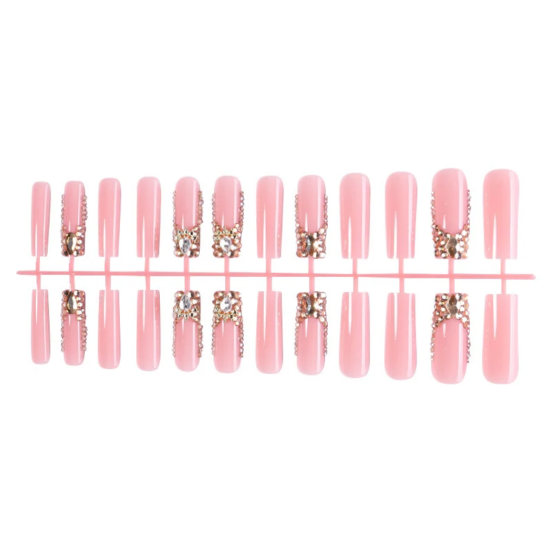 Kunstnagelset mit Glitzerverzierungen Karnz