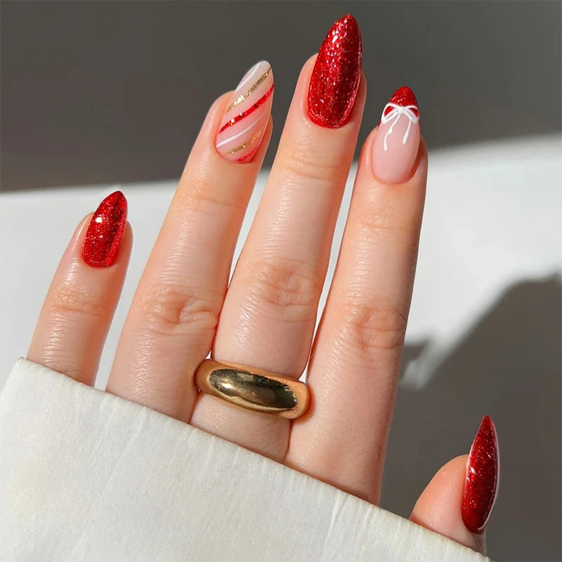 Kunstnagelset mit glitzernden und eleganten Design-Variationen Karnz