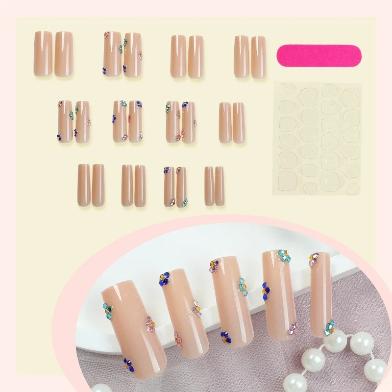 Kunstnagelset mit glitzernden Strassakzenten Karnz