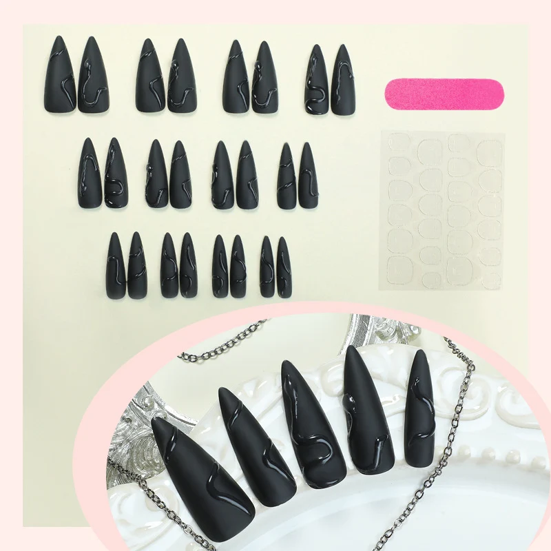 Kunstnagelset mit glitzernden Kristallverzierungen Karnz
