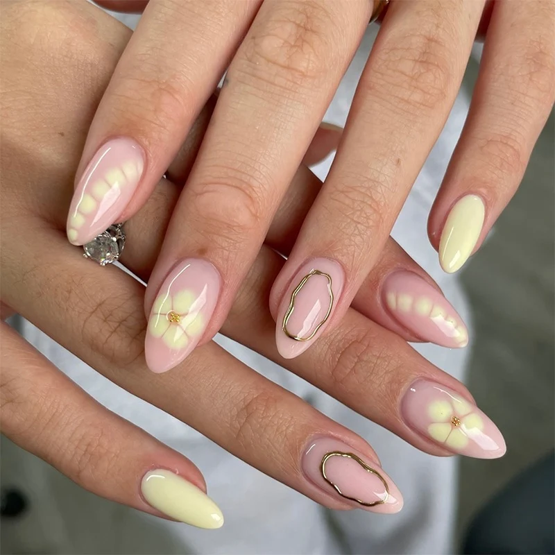 Kunstnagelset mit glitzernden Blumenmotiven Karnz