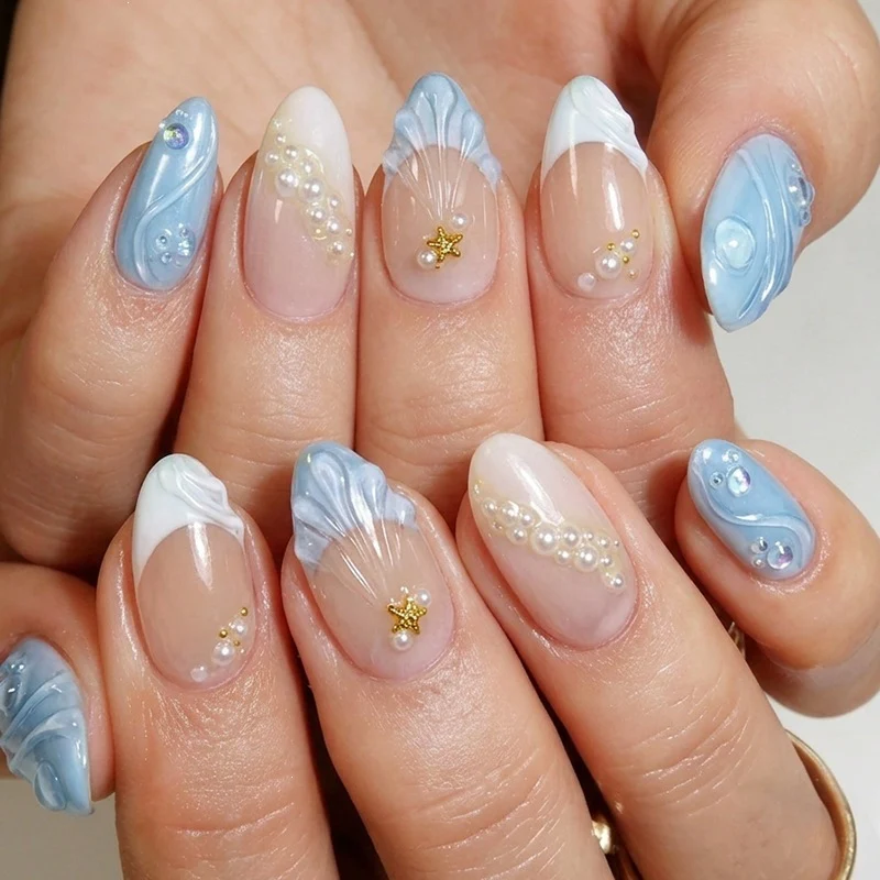 Kunstnagelset mit glitzernden Akzenten und floralem Design Karnz