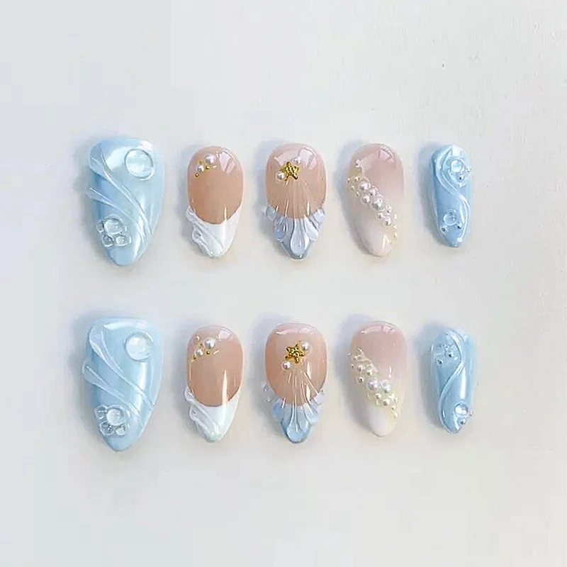 Kunstnagelset mit glitzernden Akzenten und floralem Design Karnz
