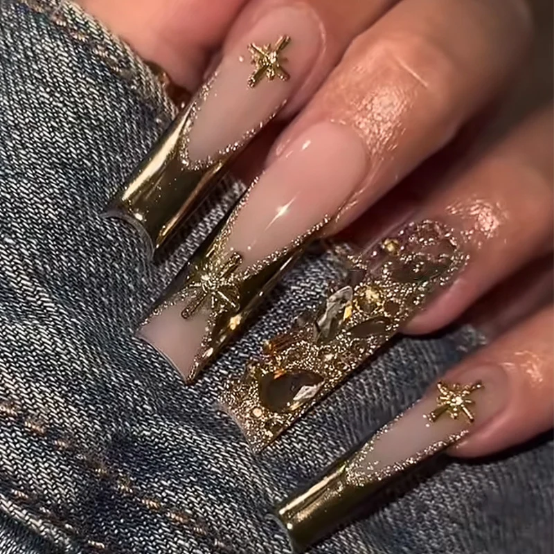 Kunstnagelset mit Glitzerakzenten und edlen Verzierungen Karnz