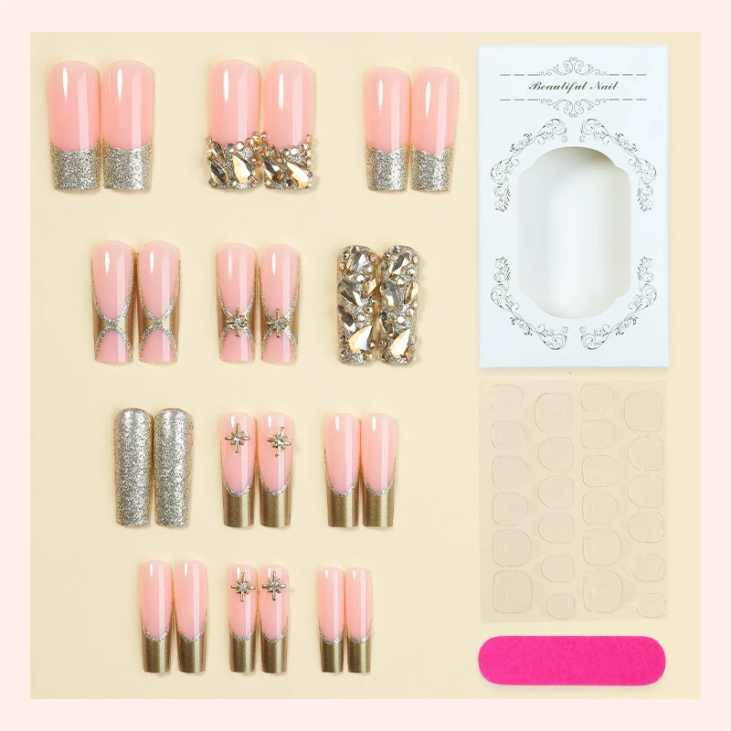 Kunstnagelset mit Glitzerakzenten und edlen Verzierungen Karnz