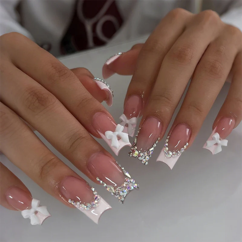 Kunstnagelset mit Glitzerakzenten und dekorativen Schleifen Karnz