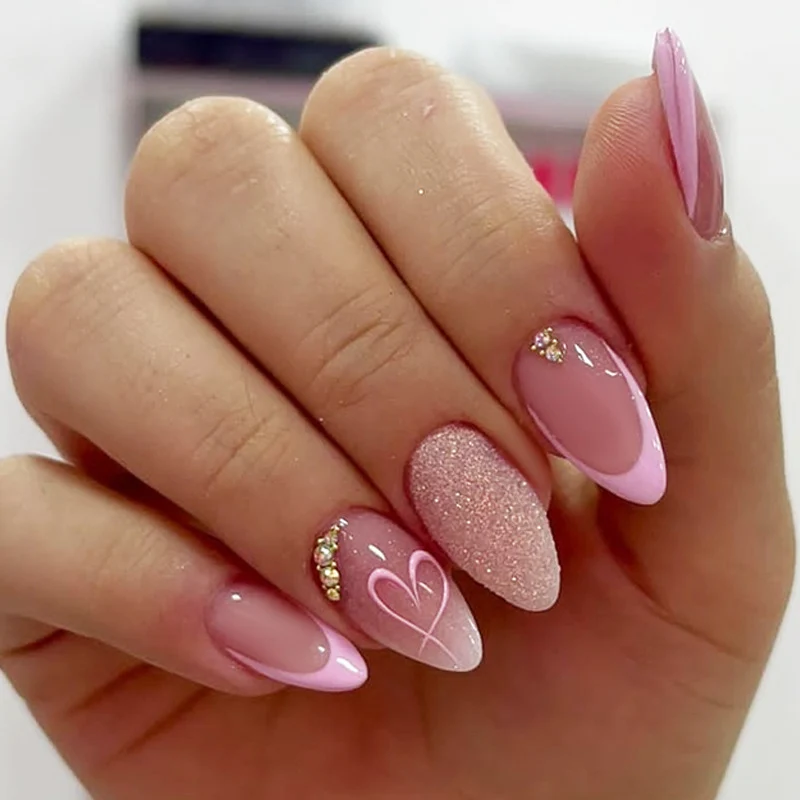 Kunstnagelset mit Glitzer- und Blumenverzierungen Karnz