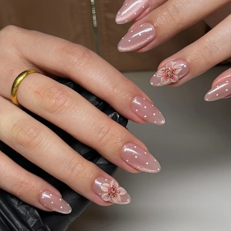 Kunstnagelset mit Glitzer sowie zarten Blüten- und Strassverzierungen Karnz