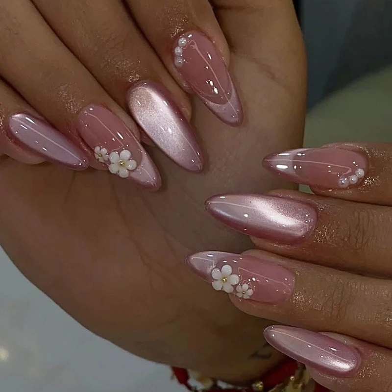 Kunstnagelset mit glanzvollen Blütenakzenten Karnz