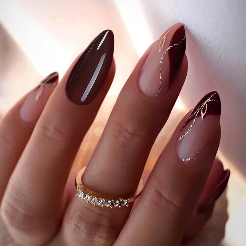 Kunstnagelset mit glänzenden Finish und eleganten Designs Karnz