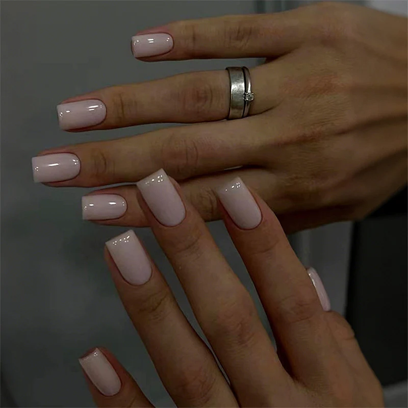 Kunstnagelset mit glänzendem Finish und ergonomischer Passform Karnz