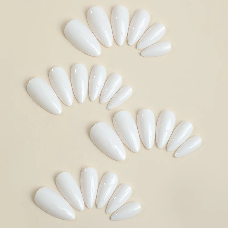 Kunstnagelset mit glänzendem Finish und eleganten Formen Karnz
