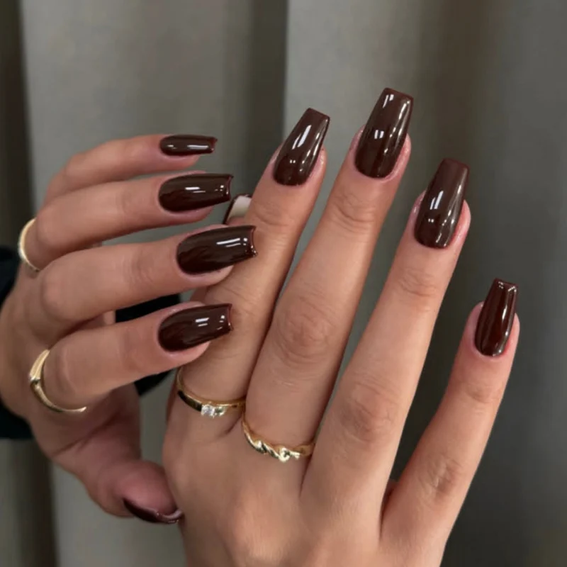 Kunstnagelset mit glänzendem Dunkelbraun-Finish Karnz