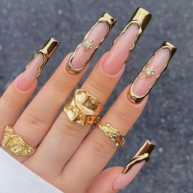 Kunstnagelset mit glamourösen Verzierungen und eleganten Akzenten Karnz