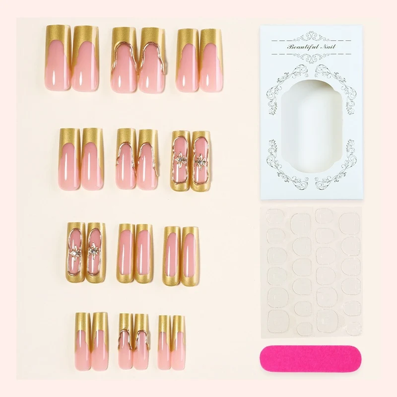 Kunstnagelset mit glamourösen Verzierungen und eleganten Akzenten Karnz