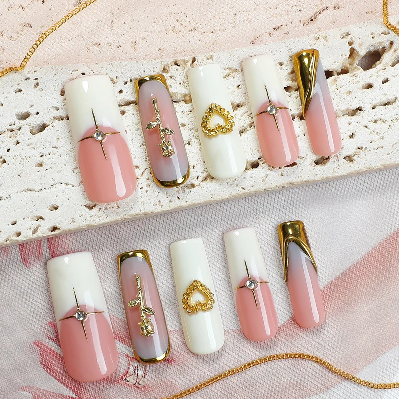 Kunstnagelset mit glamourösen Verzierungen Karnz