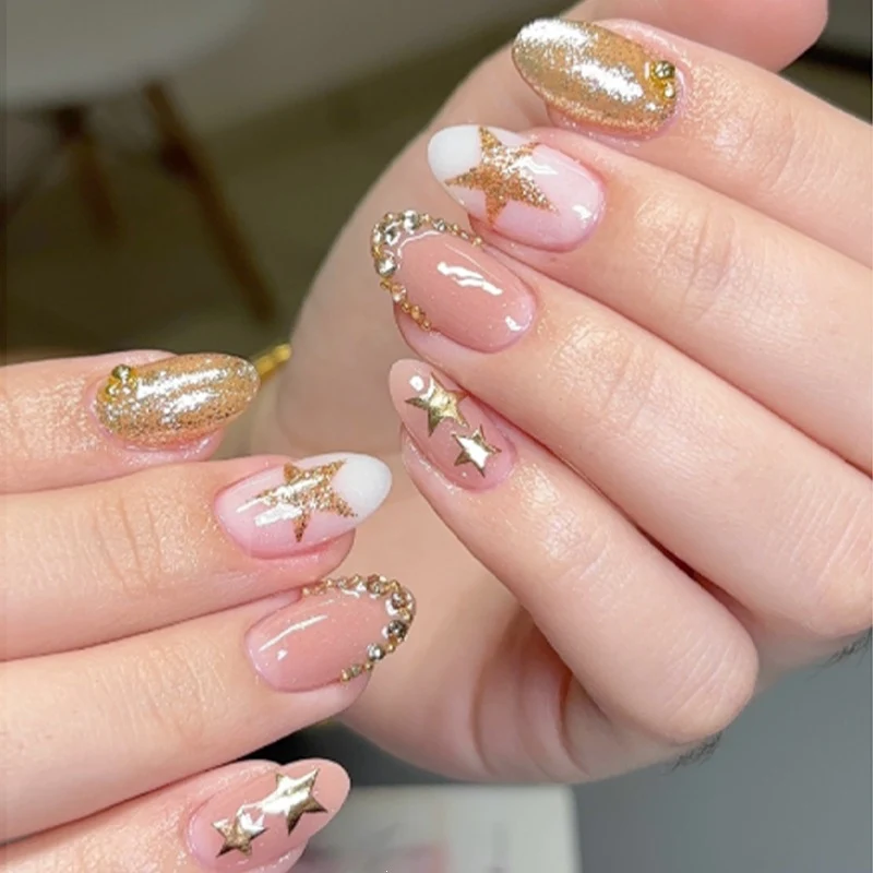 Kunstnagelset mit glamourösen Verzierungen Karnz