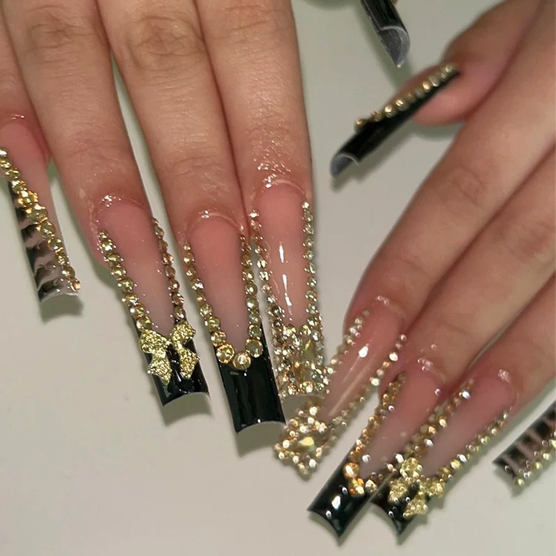 Kunstnagelset mit Glamourösen Verzierungen Karnz