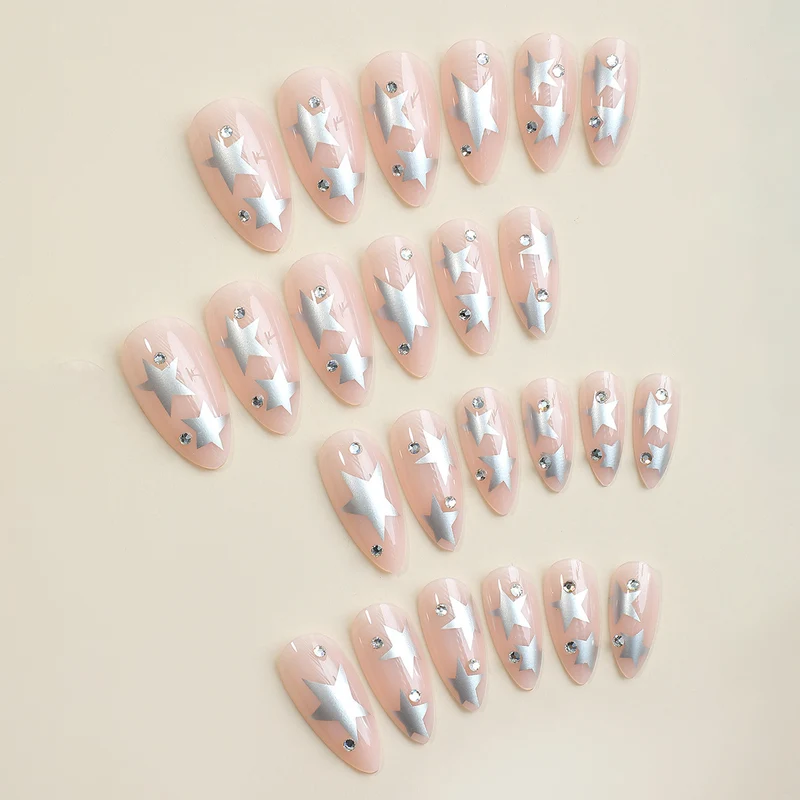 Kunstnagelset mit glamourösen Sternen-Akzenten Karnz