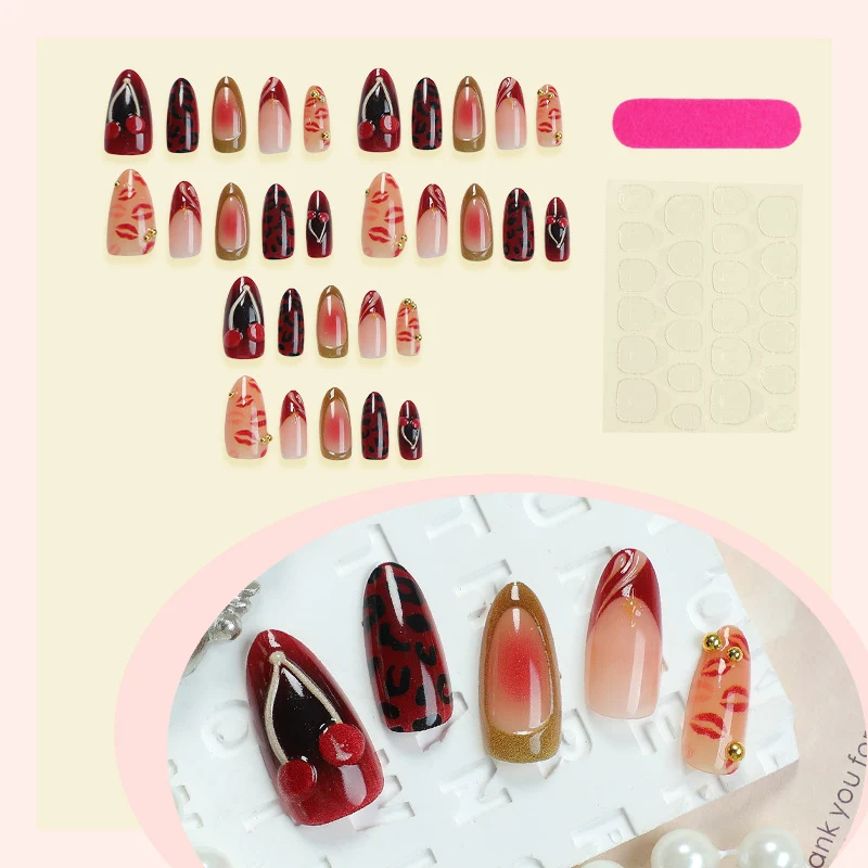 Kunstnagelset mit glamourösen Lippen- und Leopardenmotiven Karnz
