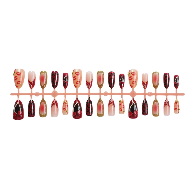 Kunstnagelset mit glamourösen Lippen- und Leopardenmotiven Karnz