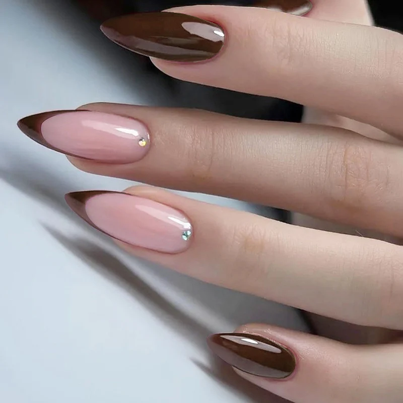 Kunstnagelset mit glamourösen Hochglanz-Designs Karnz