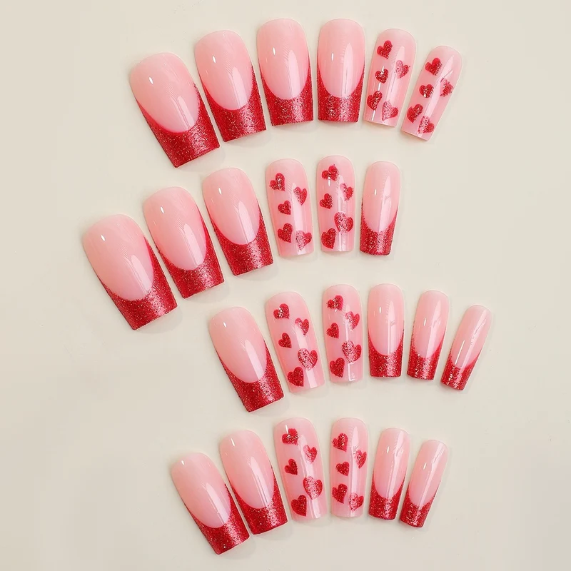 Kunstnagelset mit glamourösen Herzmotiven und Glitzerakzenten Karnz