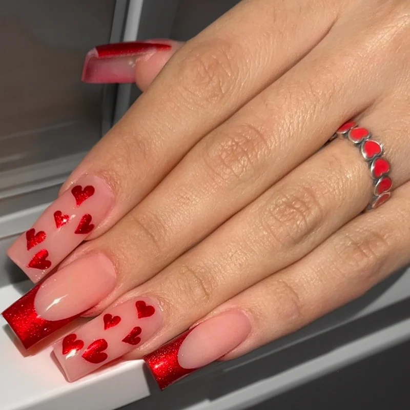 Kunstnagelset mit glamourösen Herzmotiven und Glitzerakzenten Karnz