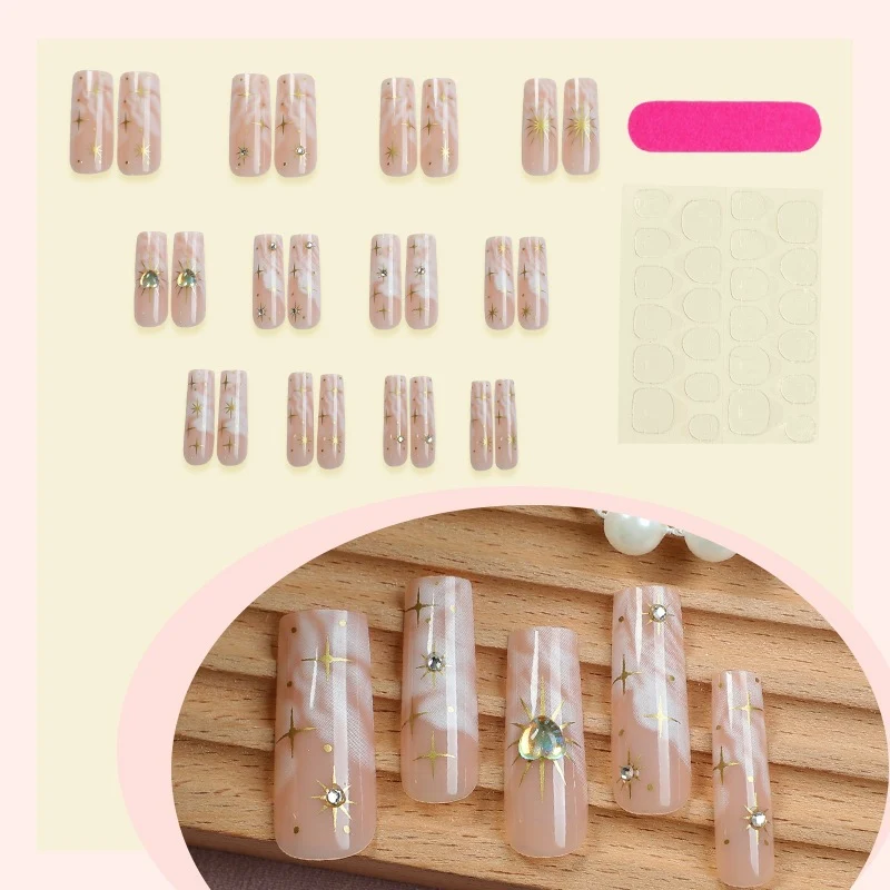 Kunstnagelset mit glamourösen Goldverzierungen Karnz