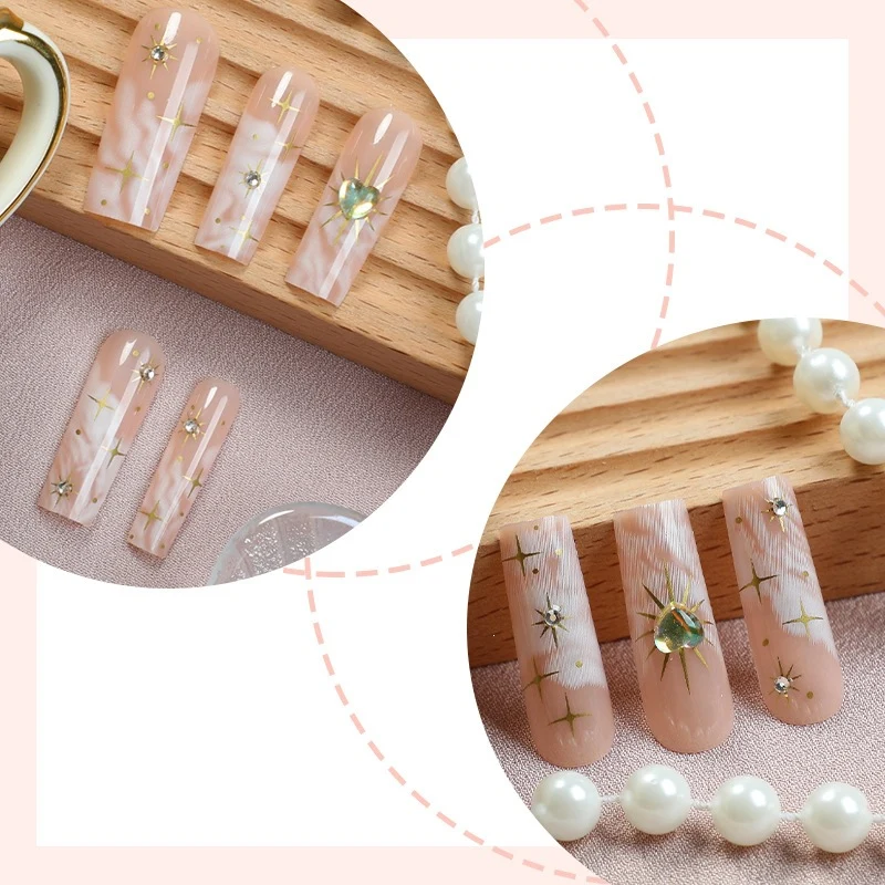 Kunstnagelset mit glamourösen Goldverzierungen Karnz