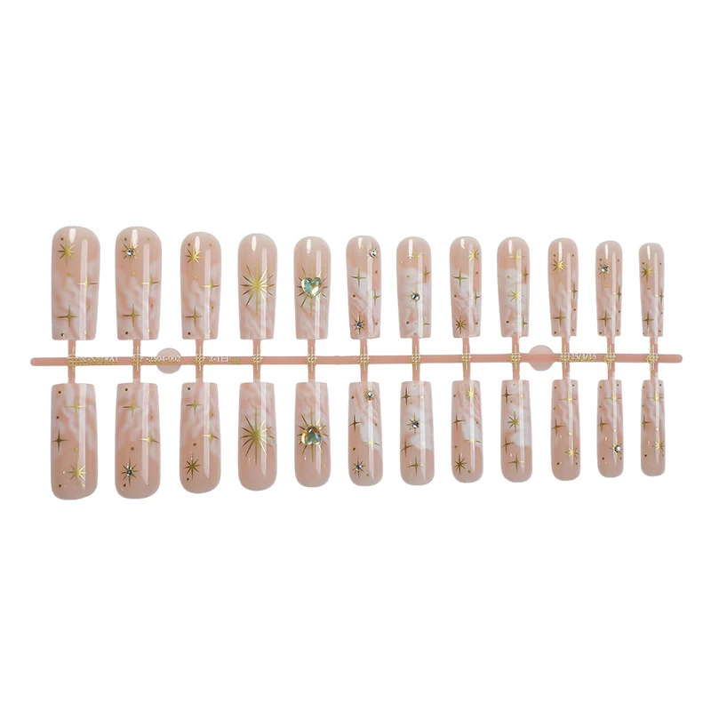 Kunstnagelset mit glamourösen Goldverzierungen Karnz