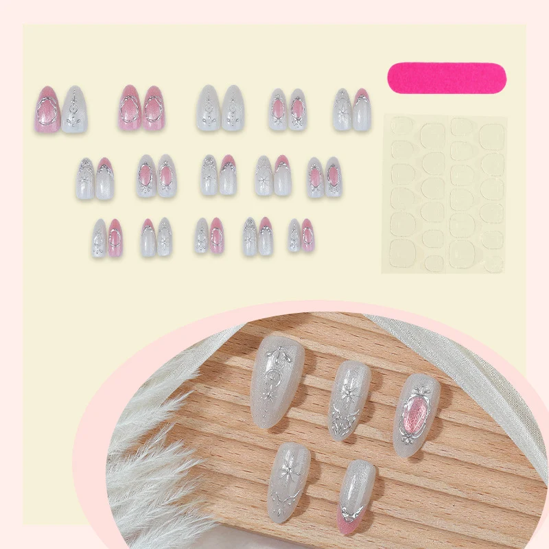 Kunstnagelset mit glamourösen floralem und metallic Akzenten Karnz