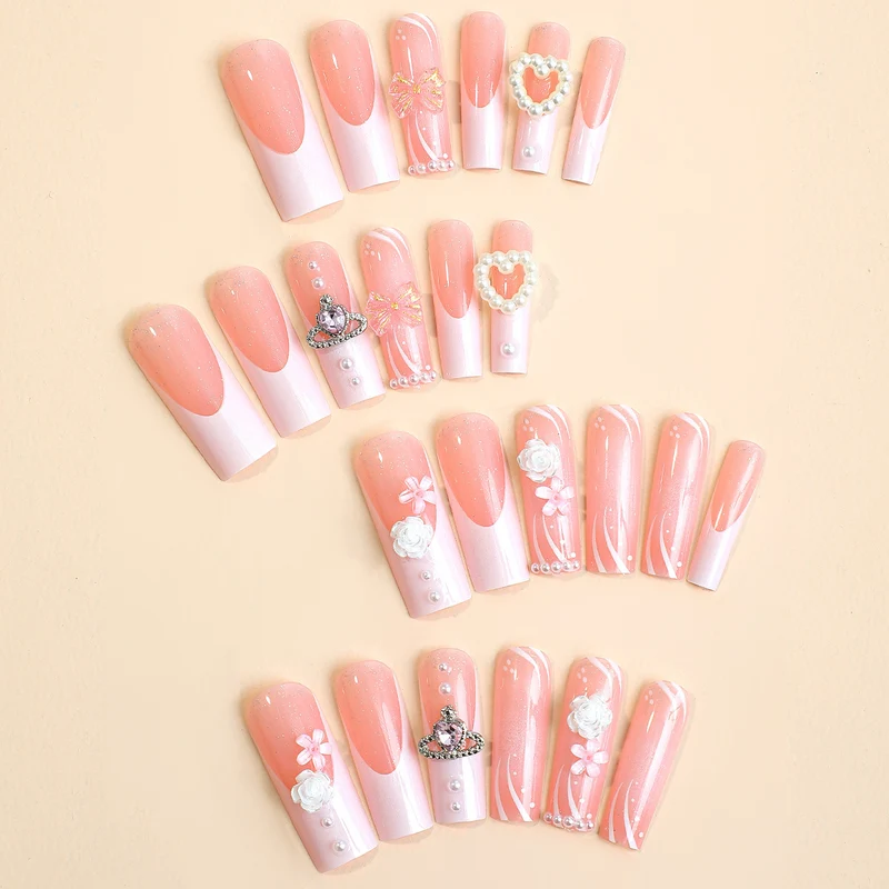 Kunstnagelset mit glamourösen Designs und dekorativen Applikationen Karnz