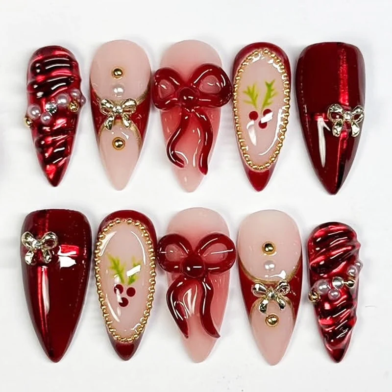 Kunstnagelset mit glamourösen Dekorationen und festlichen Akzenten Karnz