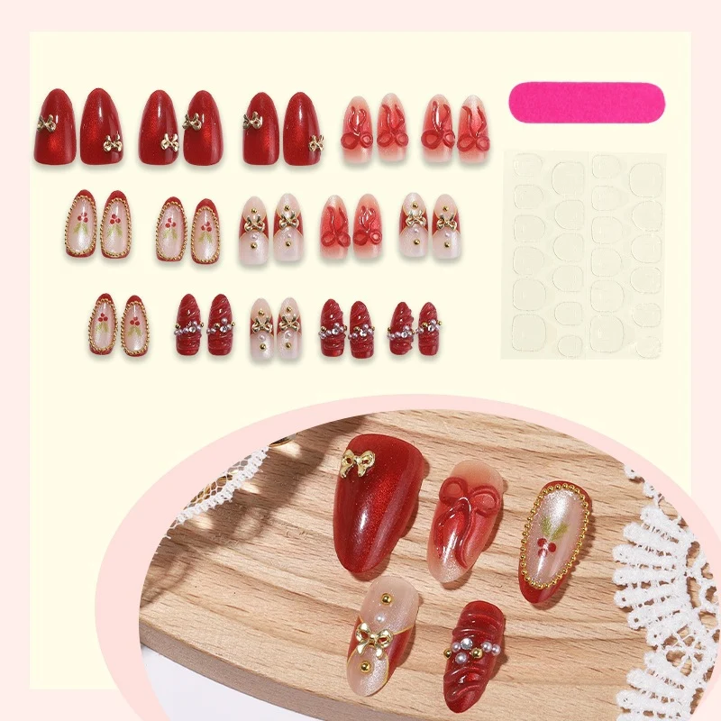 Kunstnagelset mit glamourösen Dekorationen und festlichen Akzenten Karnz