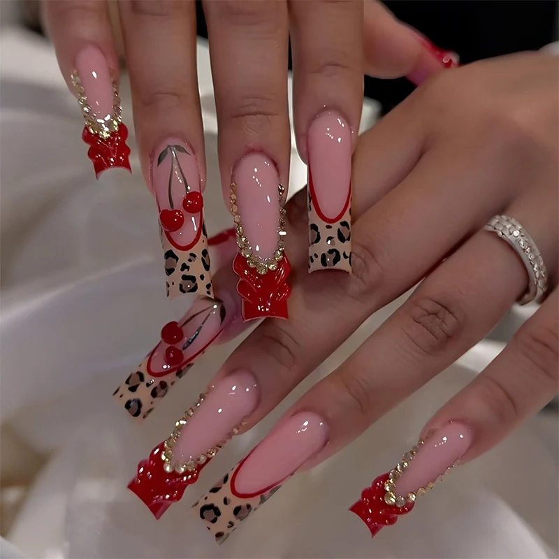 Kunstnagelset mit Glamourösen Blüten- und Glitzerakzenten Karnz
